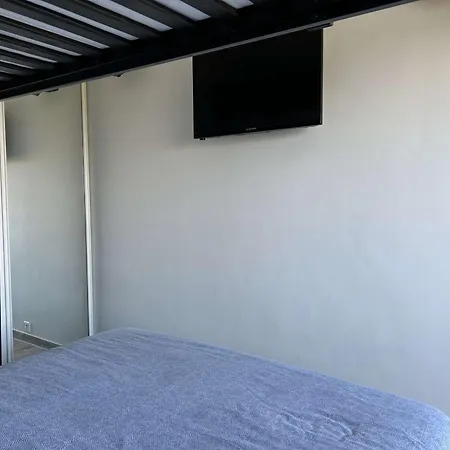Climatise 2 Pieces Avec Parking Pres De La - Fr-1-250-309 Apartman