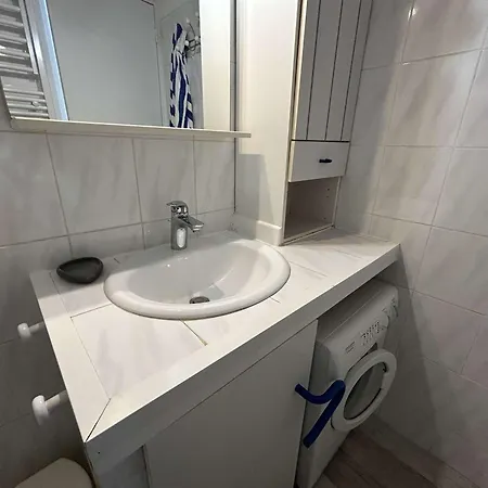 Appartement Climatise 2 Pieces Avec Parking Pres De La - Fr-1-250-309